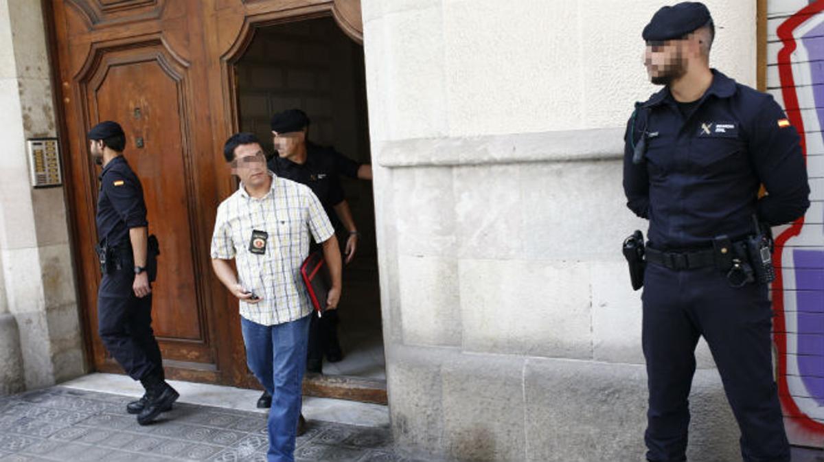 Agentes de la Guardia Civil registran la sede de la fundación de Convergència y cuatro ayuntamientos catalanes por mandato del juzgado número 1 de El Vendrell (Tarragona)