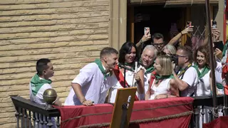 Pillada a un consejero del PP durante el pregón de San Lorenzo: "Déjales, que están contra Pedro Sánchez"