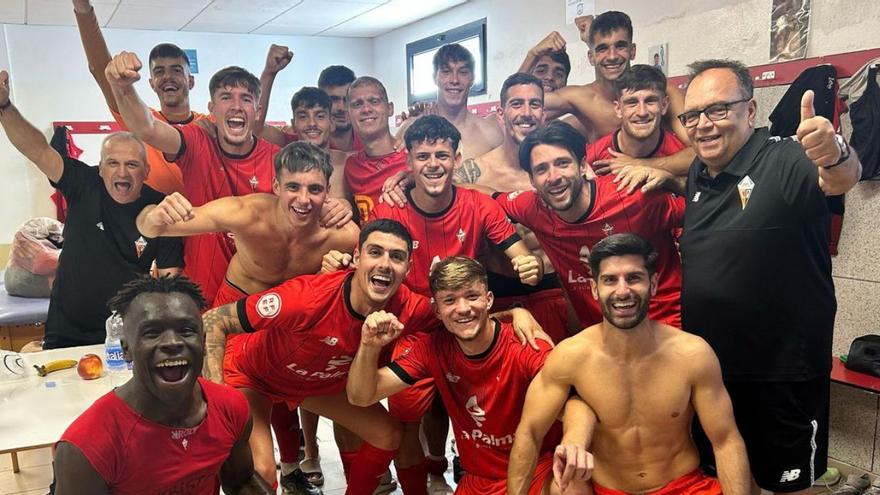 La celebración de los rojinegros tras la victoria. | CD MENSAJERO