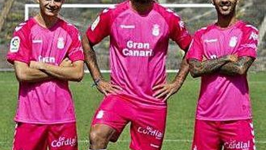 Pedri, Aythami y Viera, con la equipación rosa.