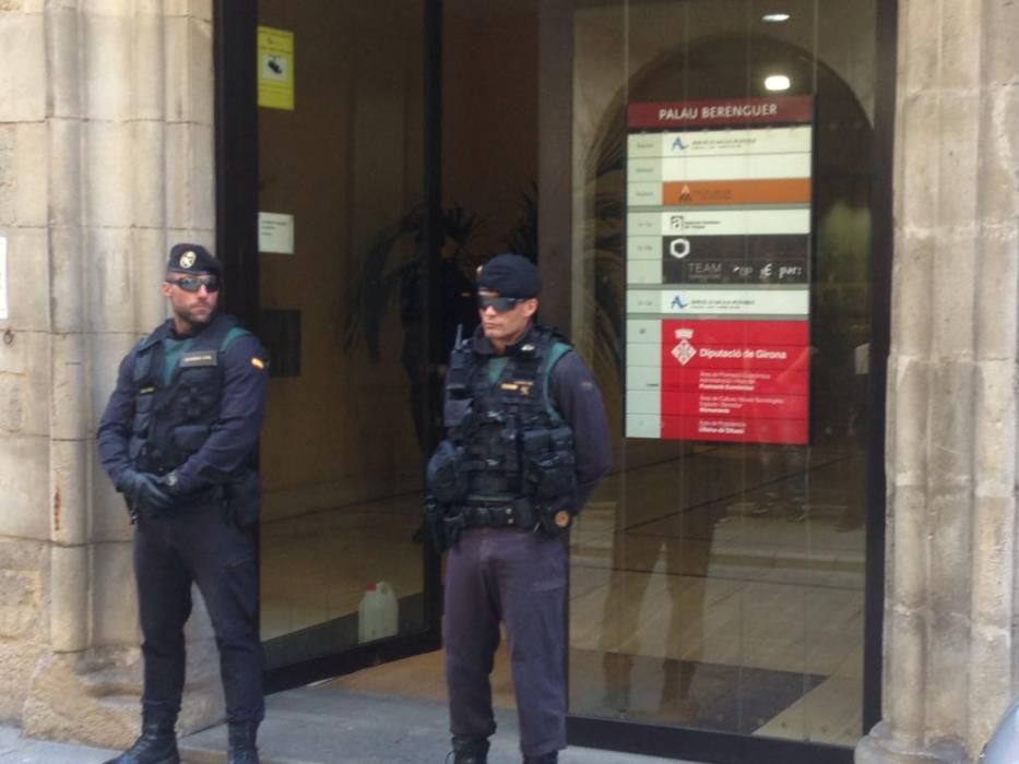 Cotxes de la Guàrdia Civil al carrer Ciutadans de Girona