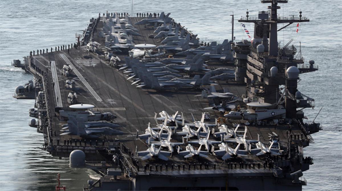 El portaavions ’Carl Vinson’ escortat per diversos destructors i creuers.