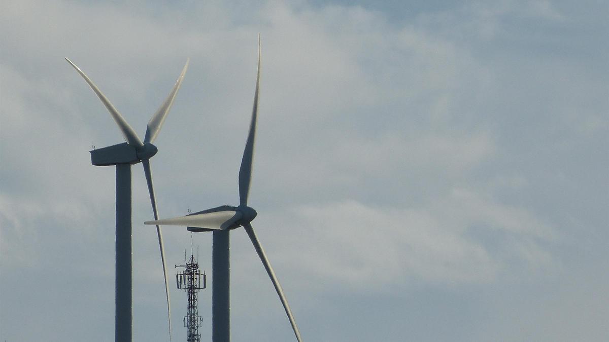 Archivo - Aerogeneradores, molinos de viento, energía eólica