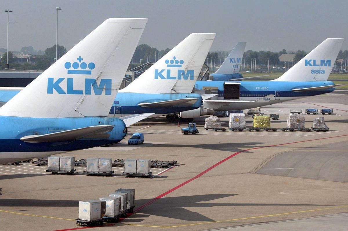 Undated file picture of KLM jets at airport Schiphol. Air France and Dutch carrier KLM are merging to create the world’s largest airline in terms of turnover, both companies announced Tuesday 30 September 2003. The merger will be carried out through an exchange of shares, with Air France and the French state owning 81 percent of the new entity, called Air France-KLM, and the Dutch carrier owning the remaining 19 percent. EFE/epa/ANP FILES/Toussaint Kluiters//