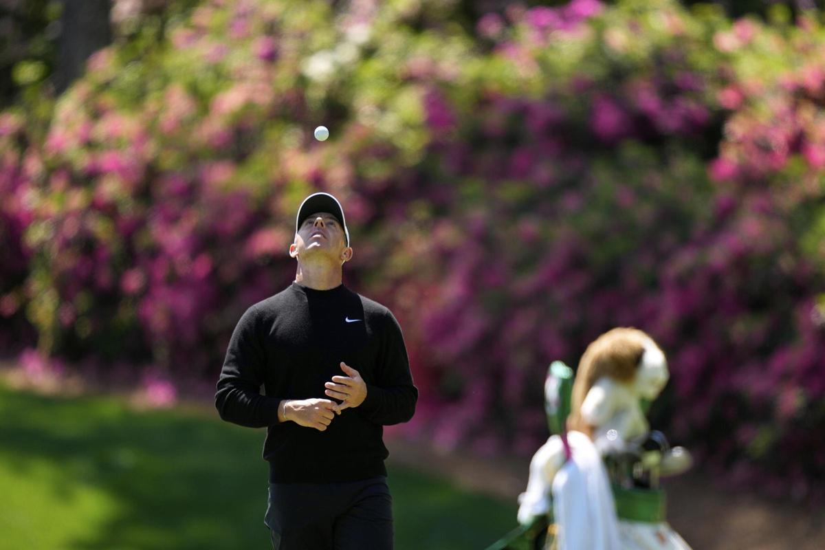 McIlroy juega con una bola durante la vuelta de entrenamiento de este miércoles