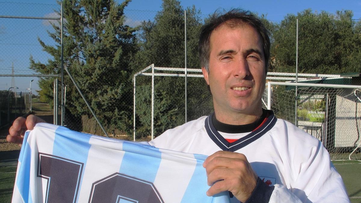 Fernando D&#039;Amico, con una camiseta de Maradona en Badajoz.