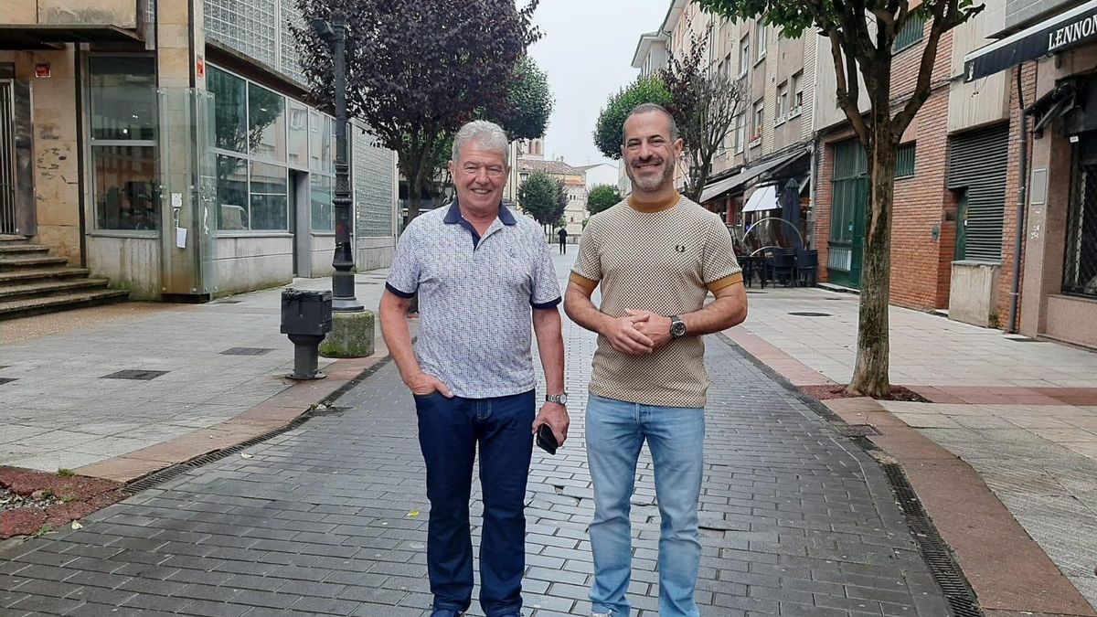 Por la izquierda, Raimundo Díaz y Ángel García, en la peatonal de Lugones que se levatará este verano