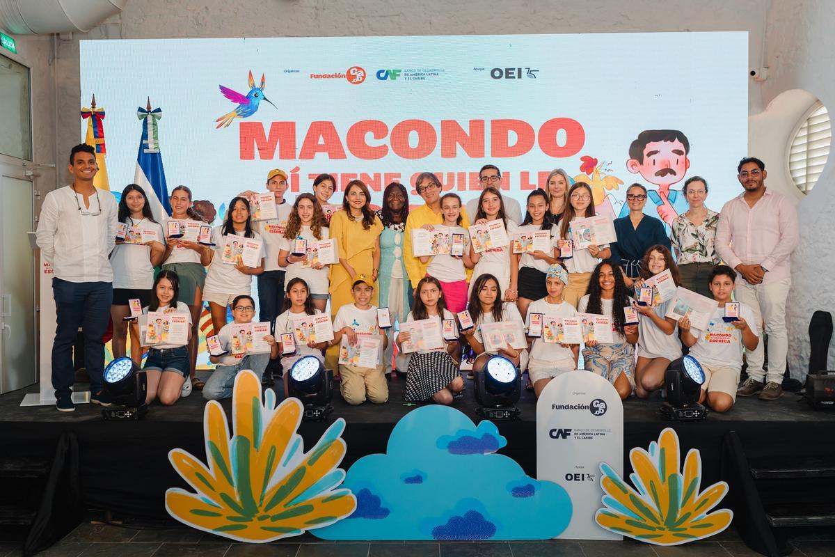 Foto de familia de los premiados en el certamen.