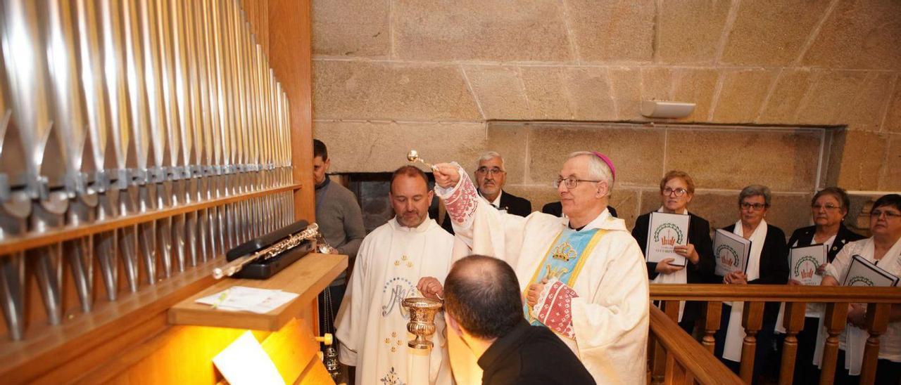 Monseñor Carrasco, ayer, bendice el nuevo órgano tubular de O Corpiño.   | // BERNABÉ