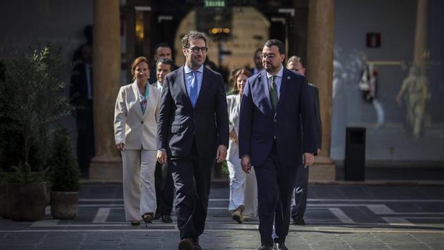 Carlos Cuerpo y Adrián Barbón llegan al hotel Reconquista. | IRMA COLLÍN