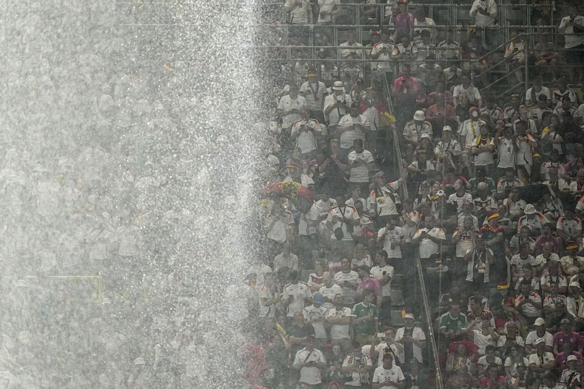 Una fuerte lluvia cae sobre el estadio BVB en Dortmund durante el partido de octavos de final de la Eurocopa 2024 entre Alemania y Dinamarca. El partido ha sido suspendido durante un rato