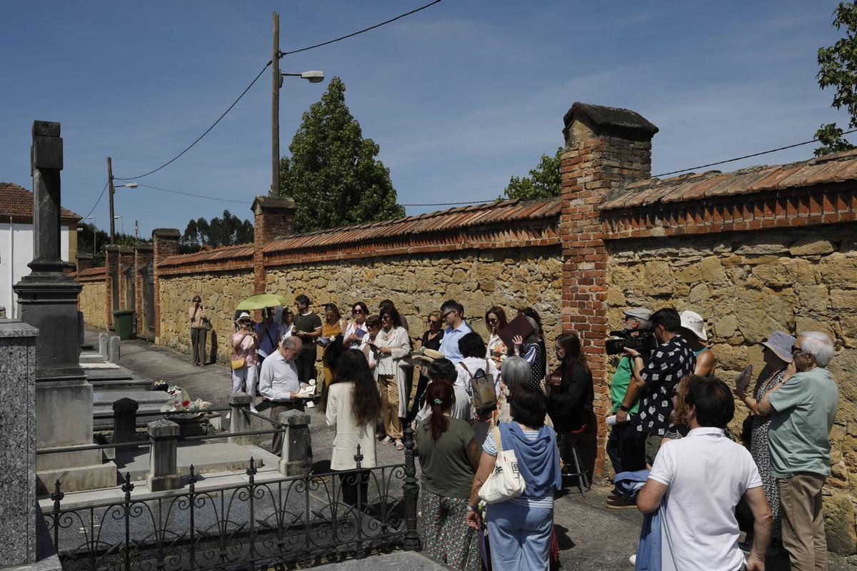 Oviedo. La Entidad Cultural Gaudiosa Asturias rinde homenaje a Leopoldo Alas Clarín en el 125.º aniversario de su fallecimiento en el cementerio de San Salvador
