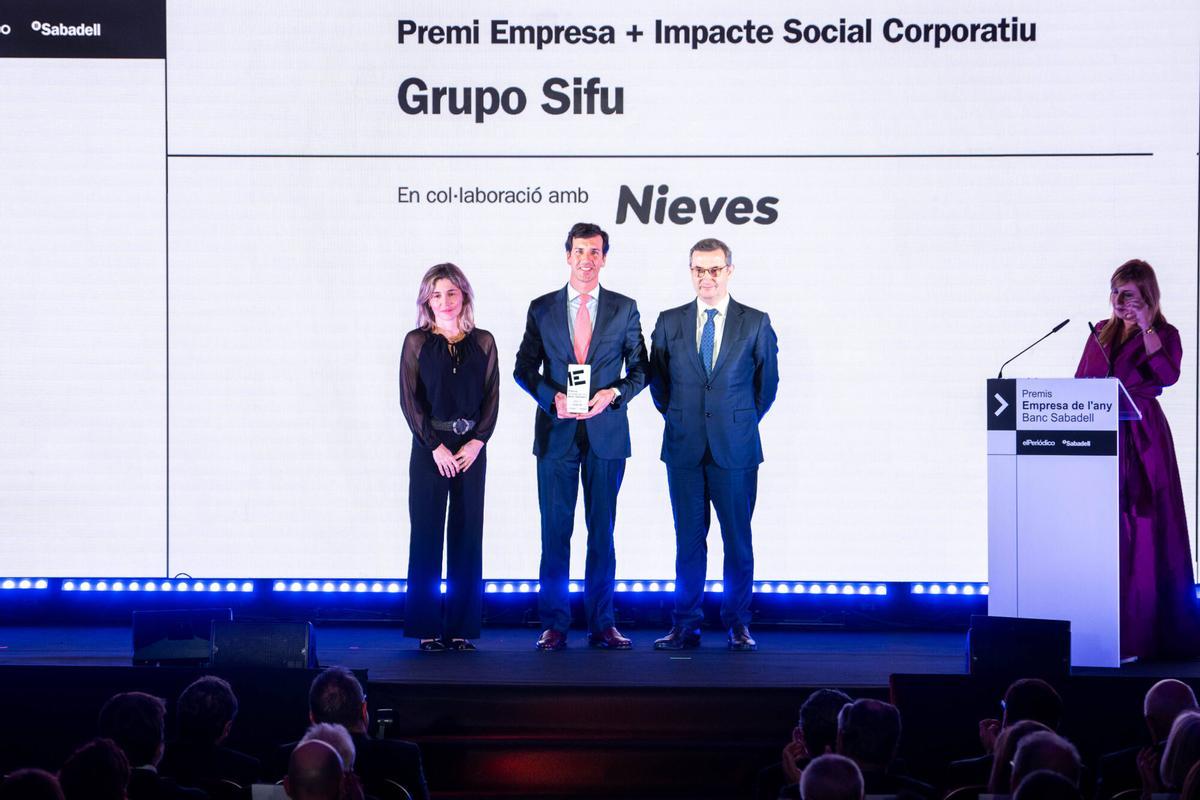 El presidente del Grup Sifu, Albert Campabadal, recibe el Premio al mejor proyecto de Impacto Social Corporativo.