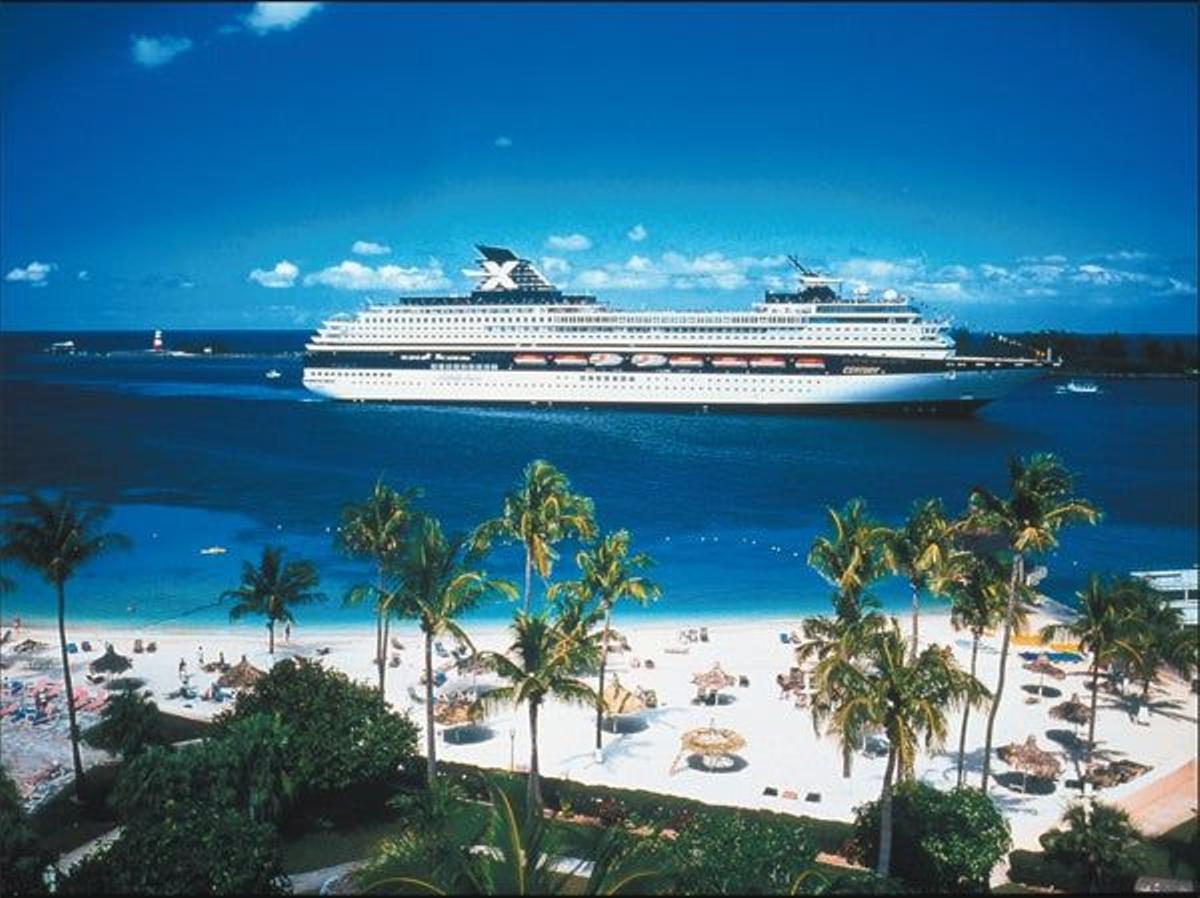 El enorme crucero Legend of the Seas ofrece siete noches surcando las cristalinas aguas del Caribe,