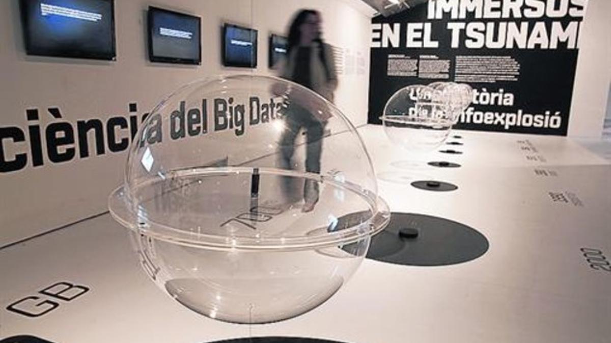 Tres rincones de la muestra con la instalación de Erik Kessels (a la izquierda), y la de Ingo Gunther (abajo a la derecha).