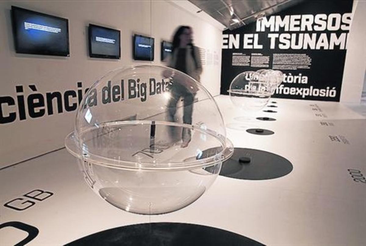 Tres racons de la mostra ambla instal·lació d’Erik Kessels(a l’esquerra), i la d’Ingo Gunther (a sota a la dreta).