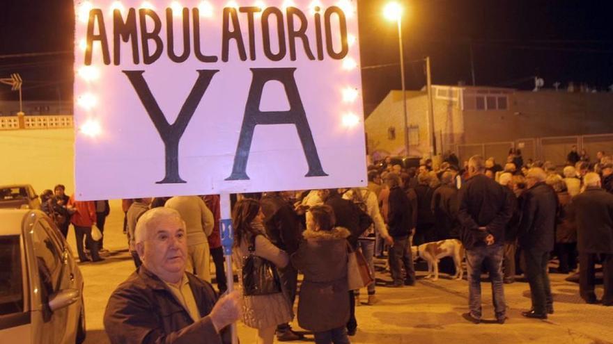 &quot;¡Ambulatorio ya!&quot; Unas 300 personas protestan en San Antón y la &#039;Urba&#039;