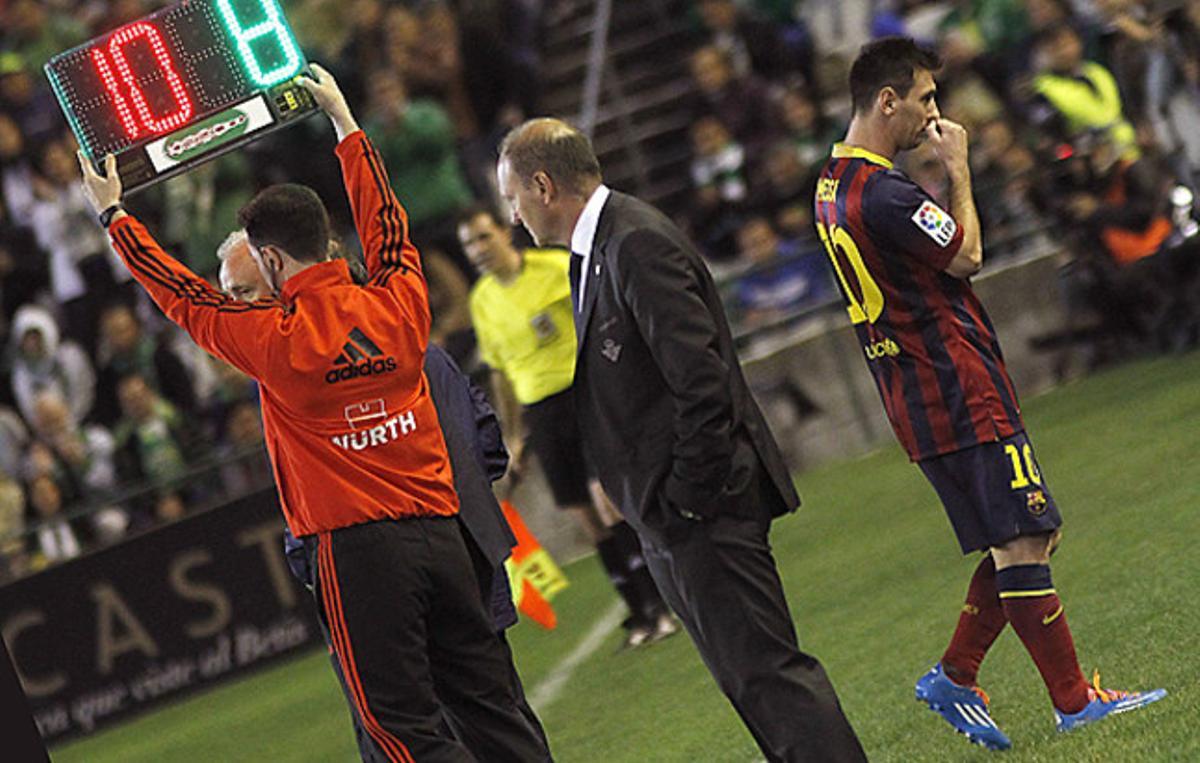 Messi abandona el terreny de joc del Benito Villamarín després de lesionar-se. Messi abandona el terreny de joc del Benito Villamarín després de lesionar-se.