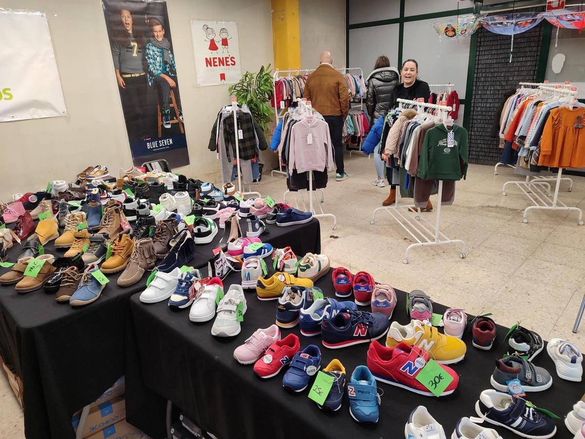 Un momento de la feria, ayer en Cangas.