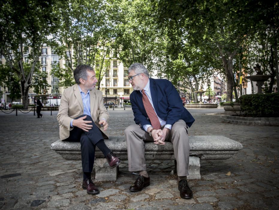 Levante consiguió reunir por primera vez a Miguel Falomir Director del museo del Prado y Manuel Borja Villel, director del Reina Sofía en Madrid. Los dos valencianos al frente de dos de las instituciones culturales mas importantes del país posaron y charlaron para nosotros en el Paseo del Prado. La arteria madrileña eje urbano de las dos instituciones.