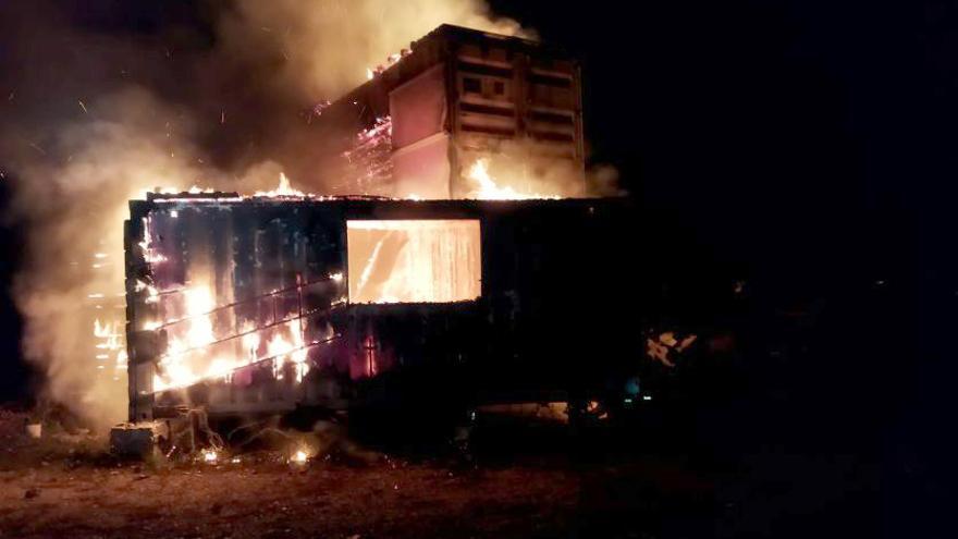 Incendio de unos contenedores marítimos ubicados en la localidad de Horta, en el municipio de Corullón (León)