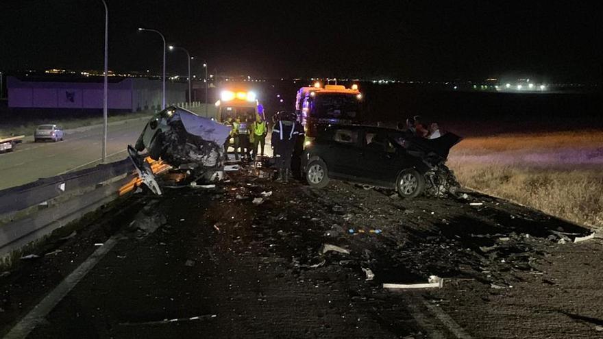 Un fallecido y dos heridos en un choque frontal entre dos coches en Villanueva de la Serena