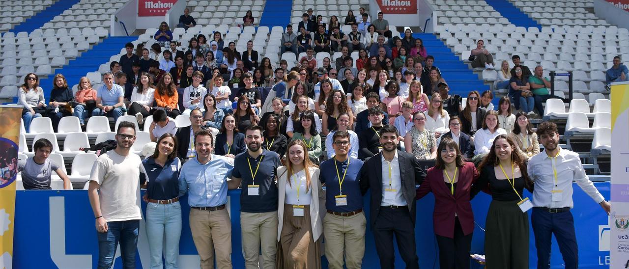 Foto de familia de organizadores y asistentes al torneo de debate de Leganés, que contó con la presencia de su alcalde. Guillermo, Raquel y Laura son 7º, 8ª y 9º por la izquierda.