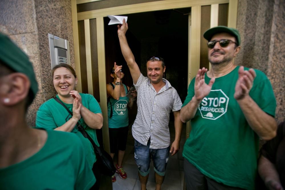 La PAH de Elche paraliza un desahucio