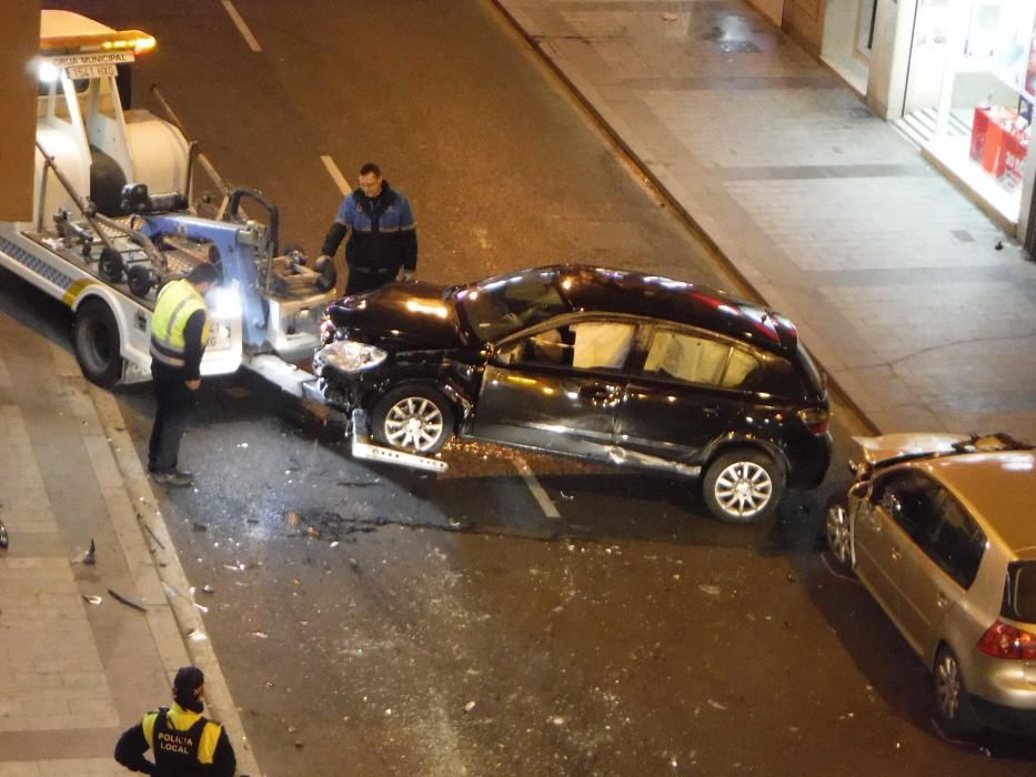 Herido leve al volcar su coche en la calle Reyes Católicos de Alicante