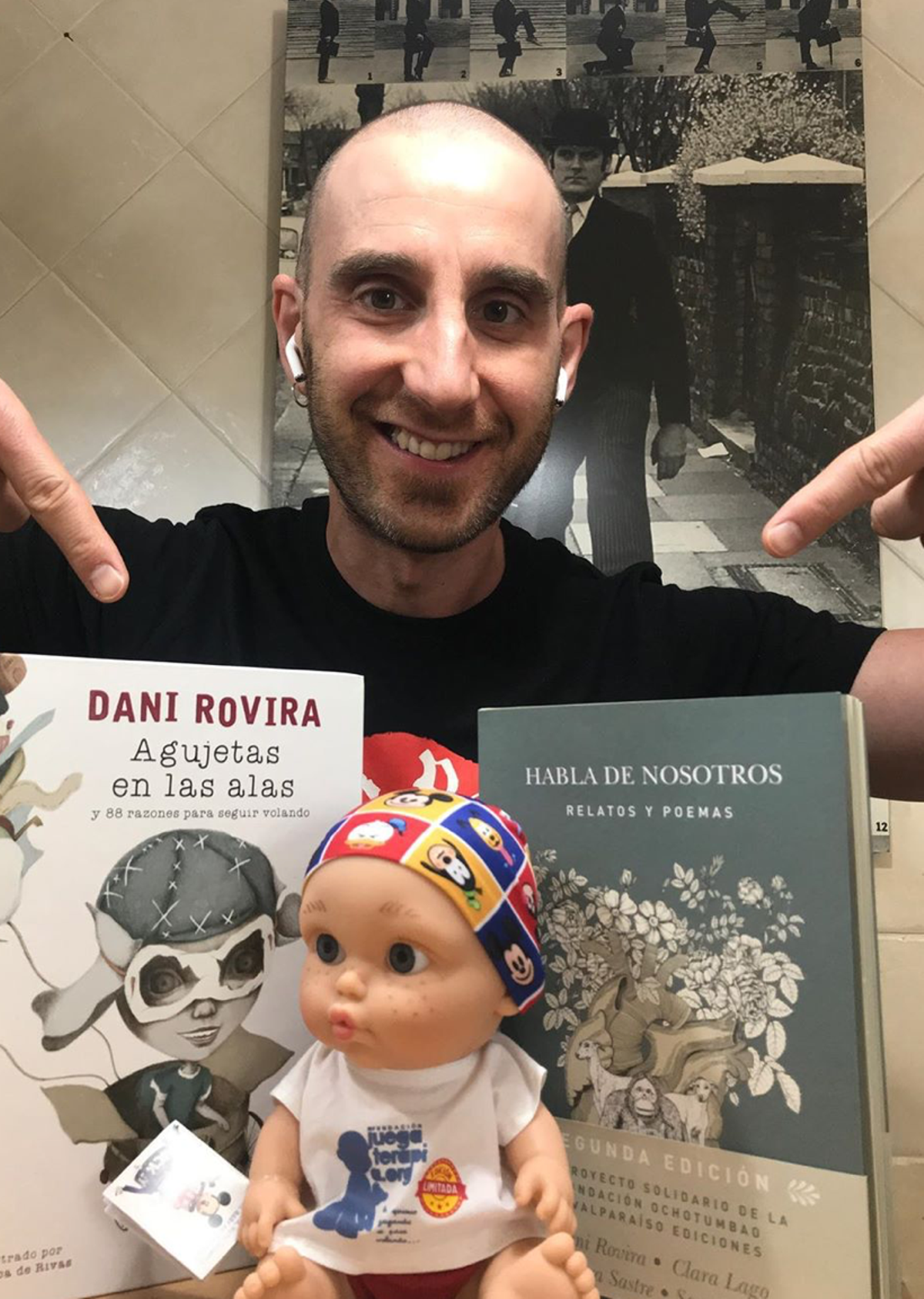 Dani Rovira con su libro 'Agujetas en las alas', apoyo contra el cáncer