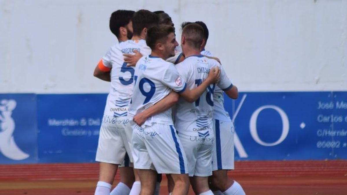 Los jugadores del Olivenza celebran un tanto esta temporada.