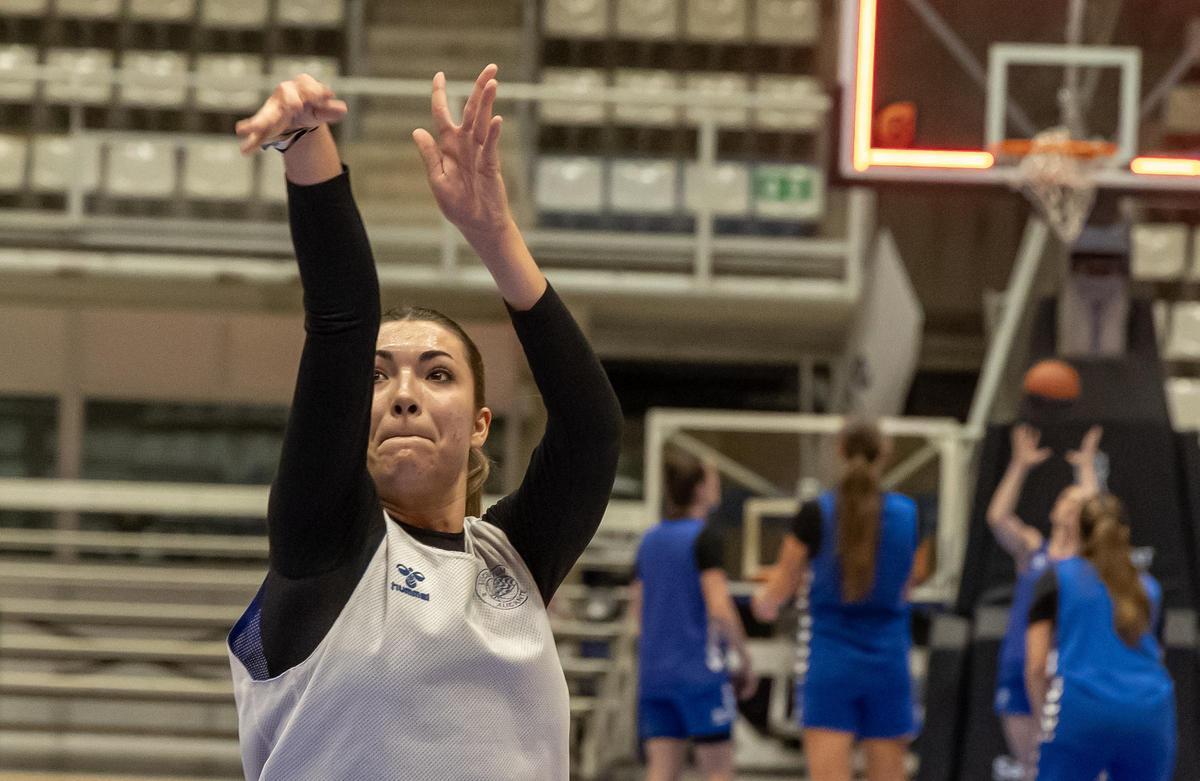 La base del equipo, Alba Osorio, en un lanzamiento a canasta durante un entreno.