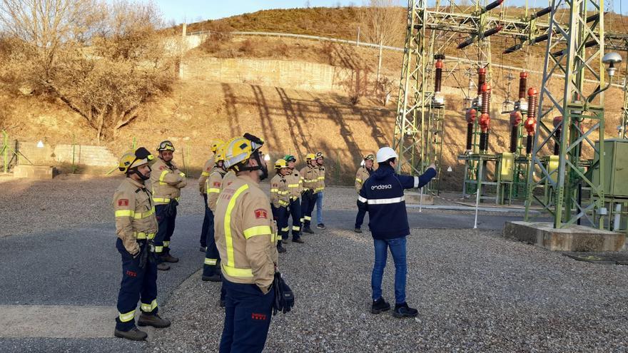 Bombers voluntaris participen en sessions tècniques sobre riscos elèctrics a la Cerdanya