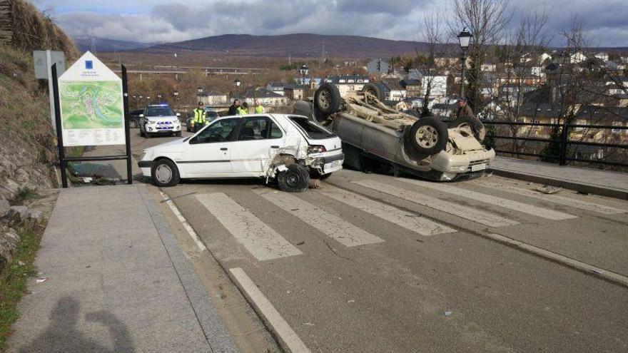 Los dos vehículos implicados en el accidente en la travesía de Puebla de Sanabria