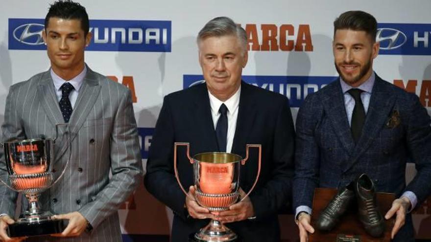Cristiano, Ancelotti y Ramos, ayer en los premios de Marca.