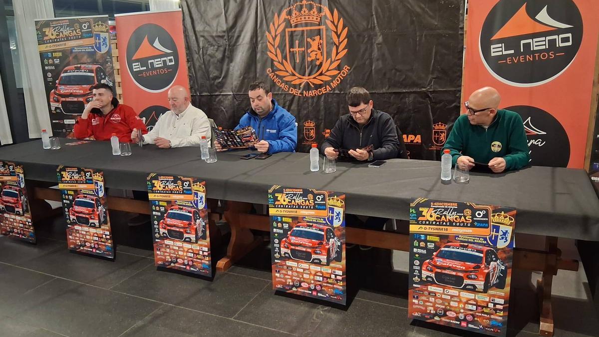 De izquierda a derecha, el piloto Alberto Ordóñez; el presidente de la escudería; Santos Velasco; el presidente de la Federación asturiana, Carlos Márquez; el concejal de Deportes, Marcial Fernández y Marcos Verano.