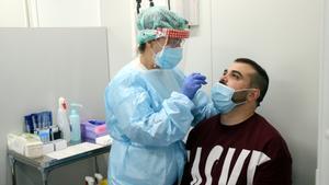 Una enfermera realiza un test de antígenos en el módulo del CAP Amadeu Torner de L’Hospitalet.