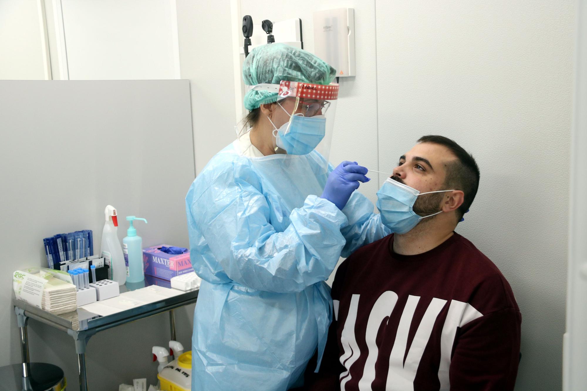 Una enfermera realizando un test de antígenos en el módulo del CAP Amadeu Torner de L'Hospitalet