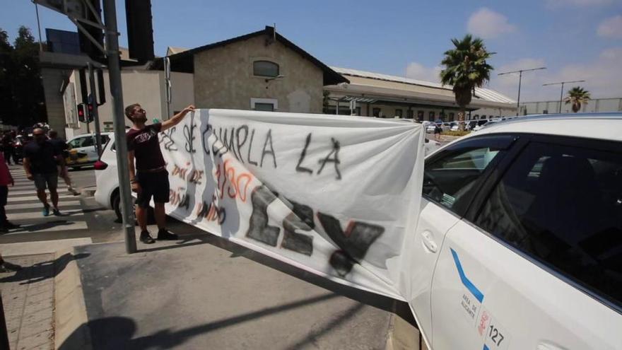 Los taxistas mantienen la huelga indefinida