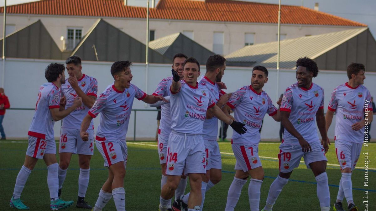 Los jugadores del Llerenense celebran un gol en un partido anterior.