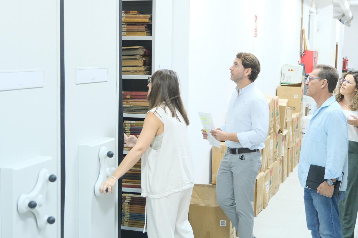 El Ayuntamiento de Cabra cataloga más de 5.000 expedientes del archivo de la antigua Cámara Agraria Local.