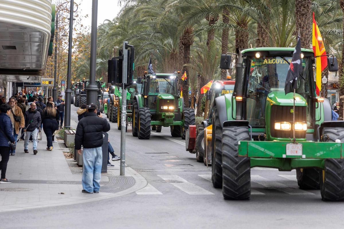 Los tractores circulando por Alicante.