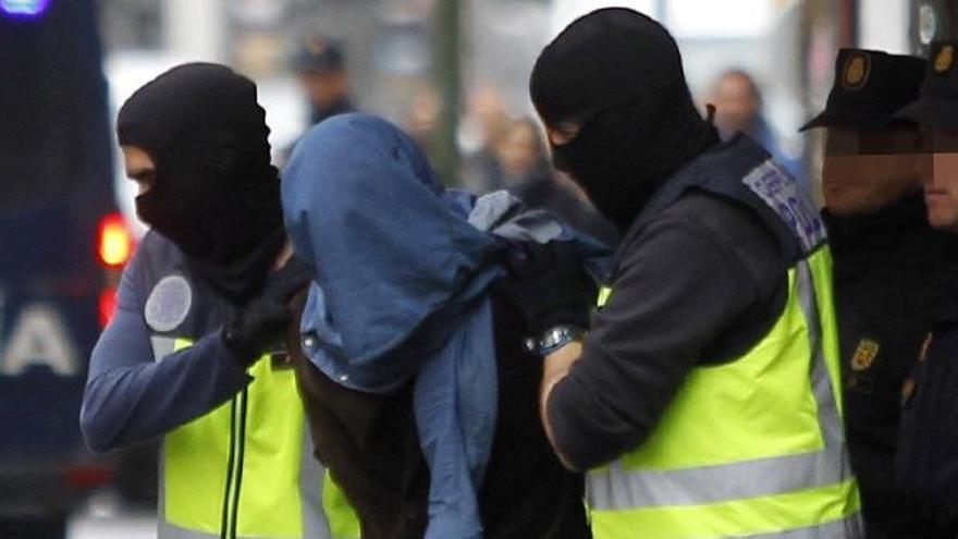 Un moment de la detenció dels tres presumptes gihadistes