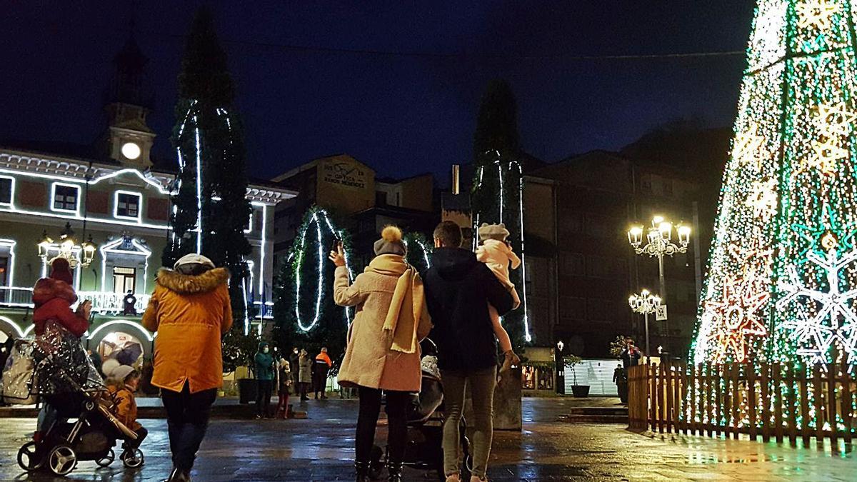 La inauguración del alumbrado navideño en Langreo. L. M. D.