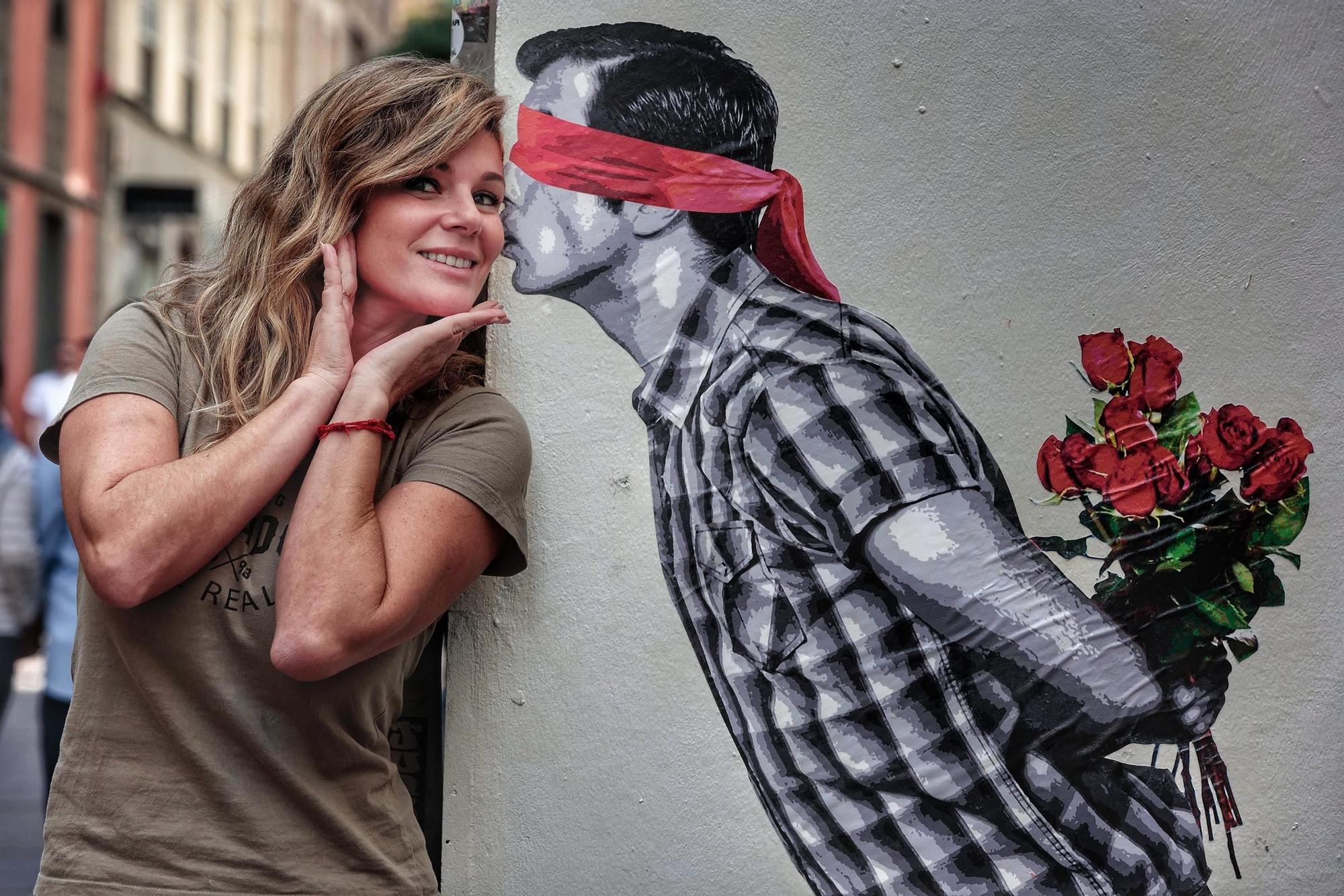 Alberto León pinta 'su beso' en la calle del Castillo