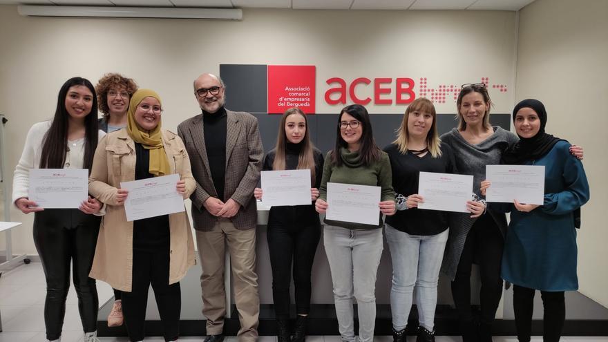 Vuit alumnes obtenen el certificat de professionalitat d’administració a l’ACEB