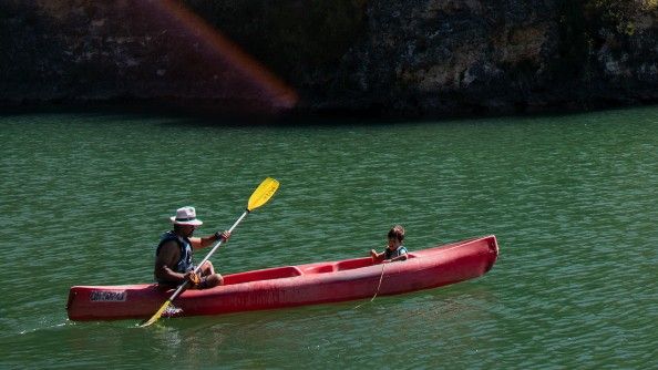 Un hombre va en kayak con un niño