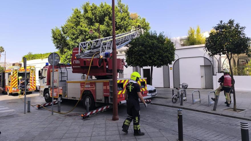 VÍDEO | Susto en la calle Betis: un incendio en la cocina de un restaurante obliga a evacuar al personal