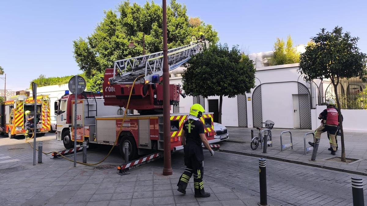 VÍDEO | Susto en la calle Betis: un incendio en la cocina de un restaurante obliga a evacuar al personal