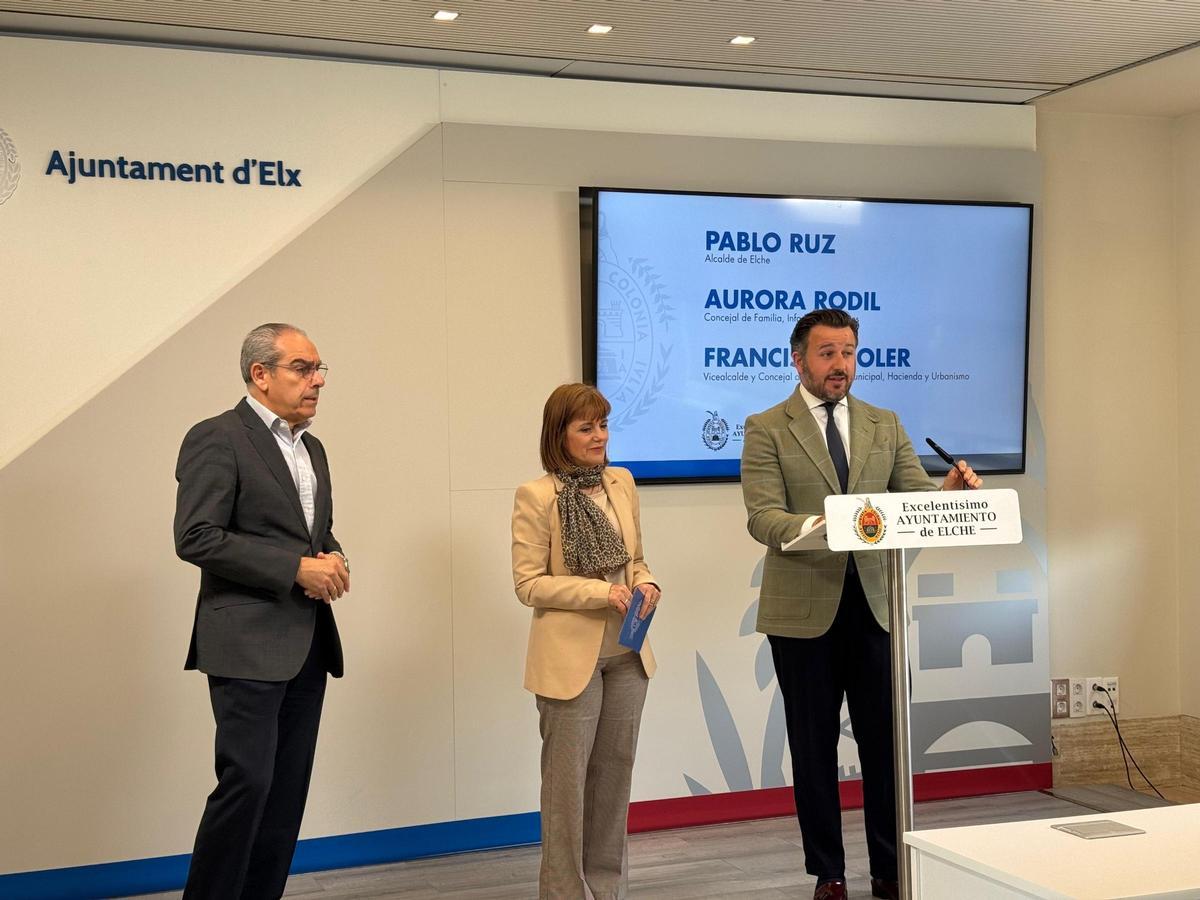 Ruz, durante su intervención en la sala de Prensa del Ayuntamiento de Elche para hablar de la liquidación del presupuesto 2024